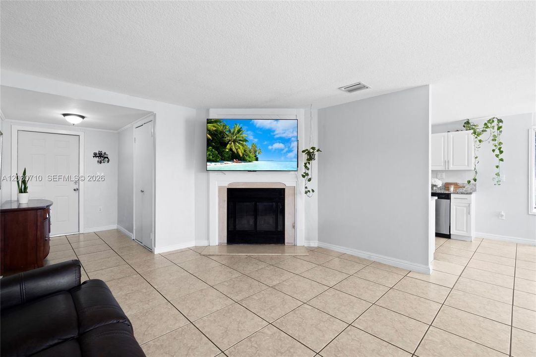 For Sale: $330,000 (3 beds, 2 baths, 1290 Square Feet)