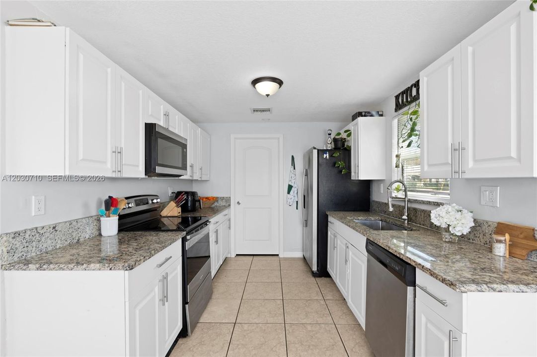 For Sale: $330,000 (3 beds, 2 baths, 1290 Square Feet)