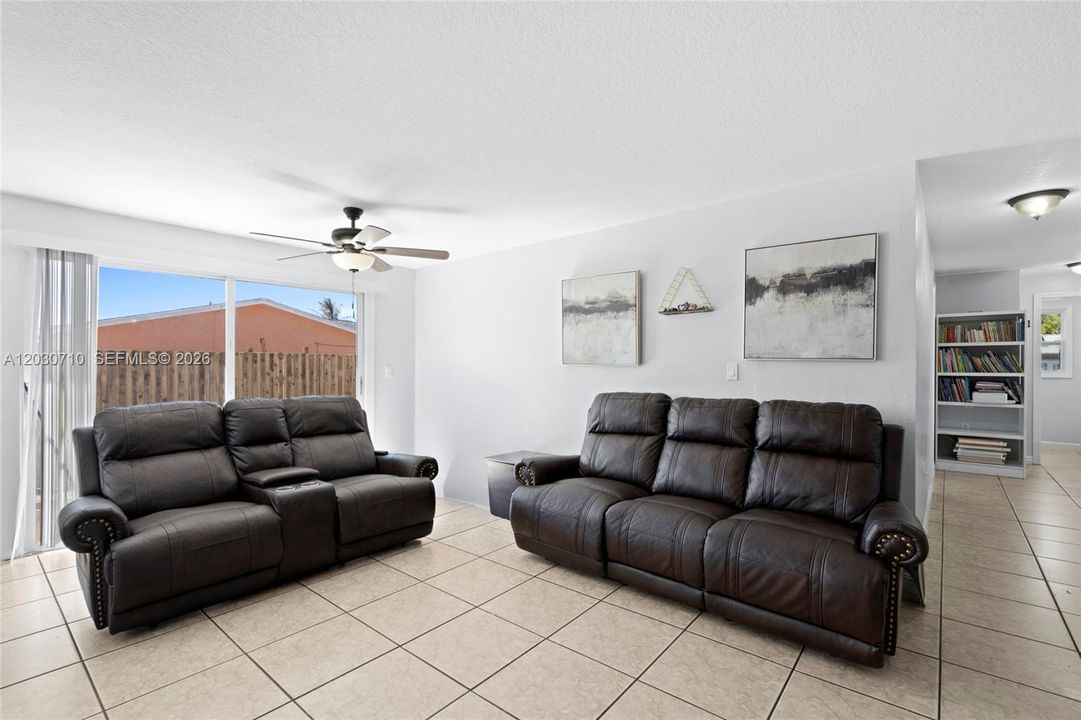 For Sale: $330,000 (3 beds, 2 baths, 1290 Square Feet)