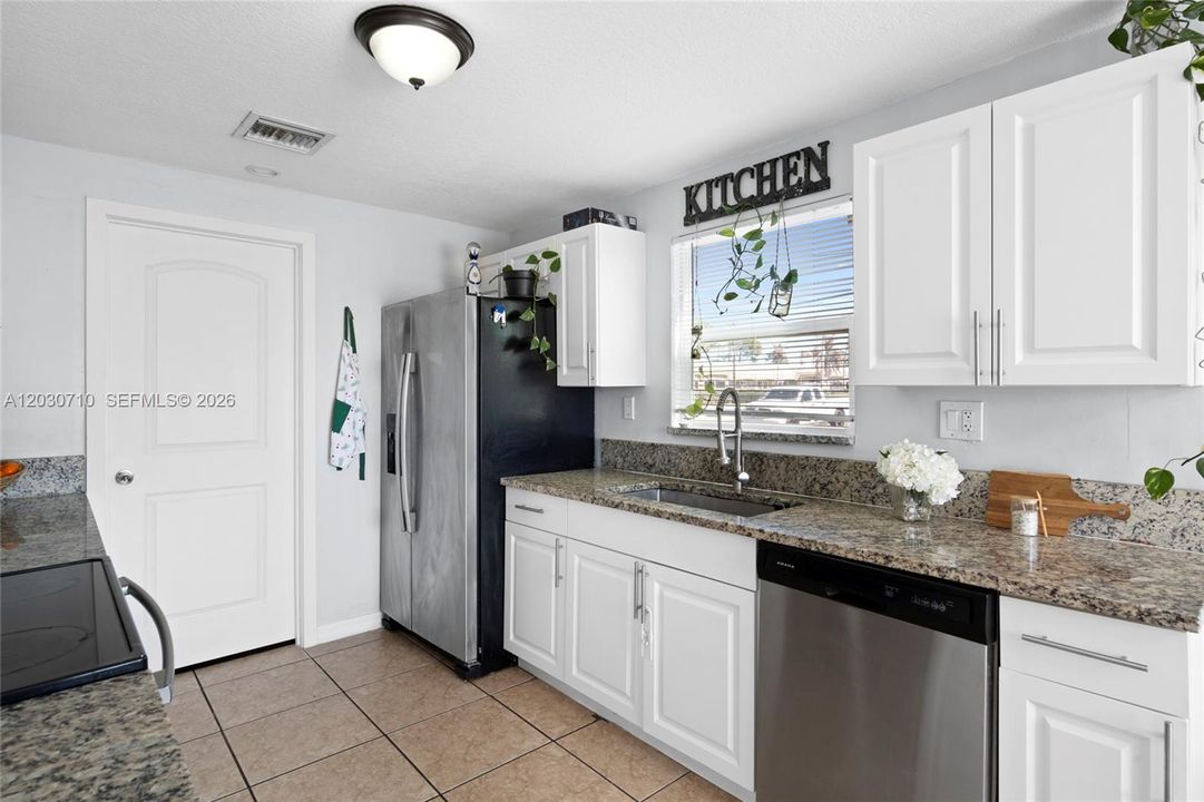 For Sale: $330,000 (3 beds, 2 baths, 1290 Square Feet)