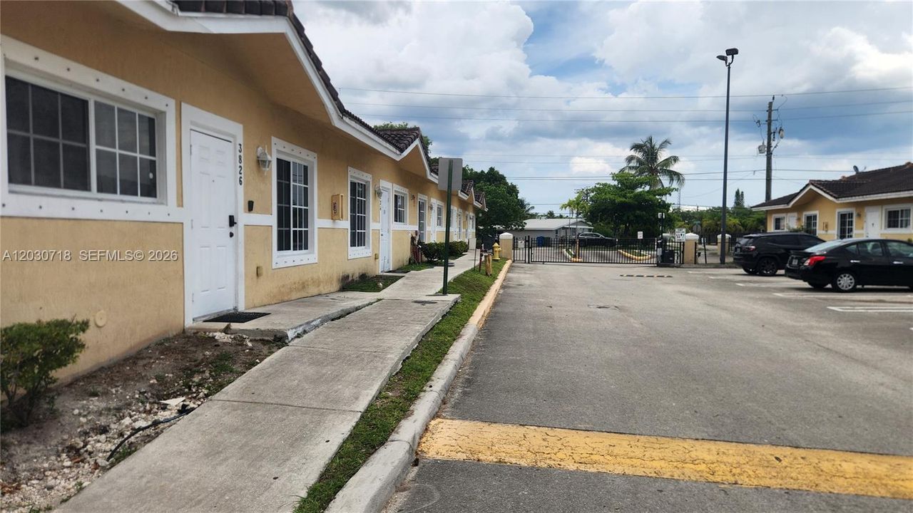 For Rent: $2,200 (2 beds, 2 baths, 950 Square Feet)