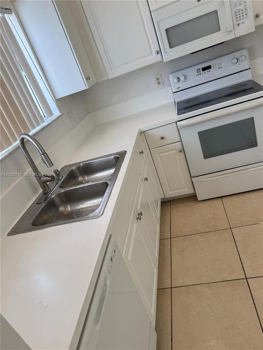 For Rent: $2,200 (2 beds, 2 baths, 950 Square Feet)