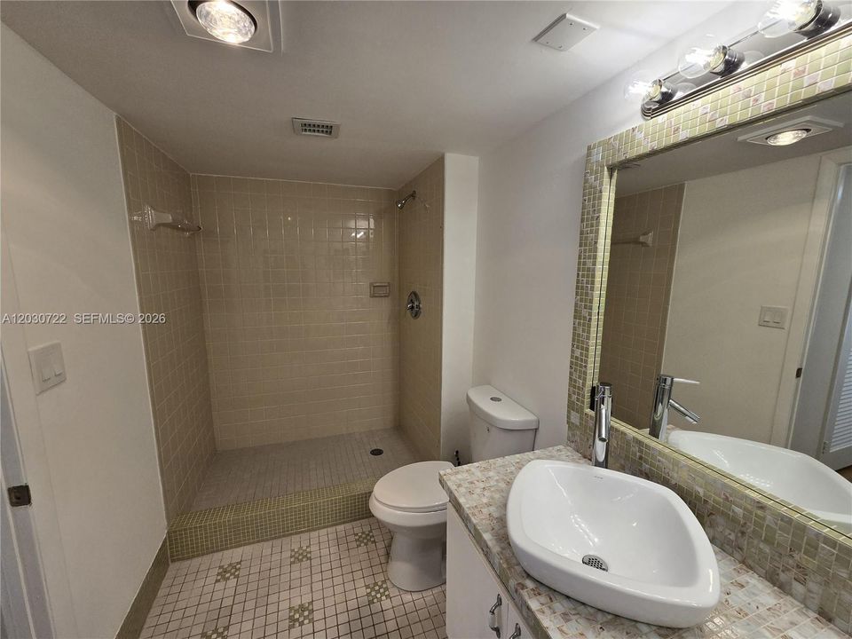 На продажу: $199,900 (2 спален, 2 ванн, 1080 Квадратных фут)