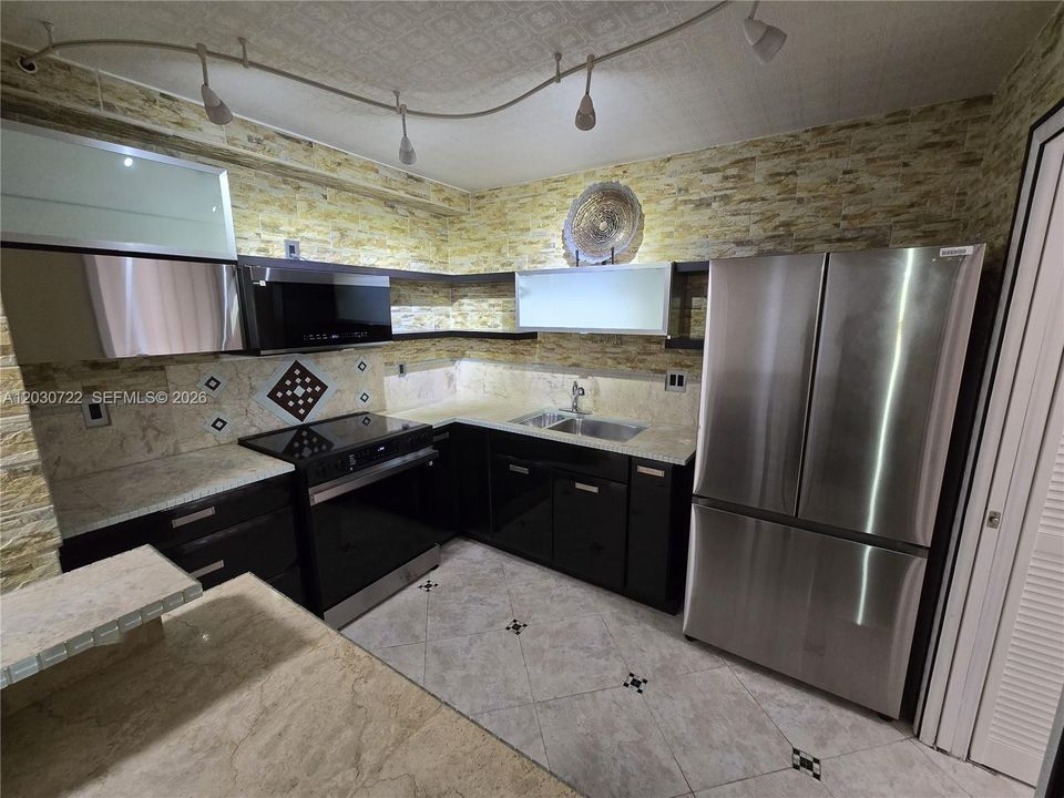 На продажу: $199,900 (2 спален, 2 ванн, 1080 Квадратных фут)