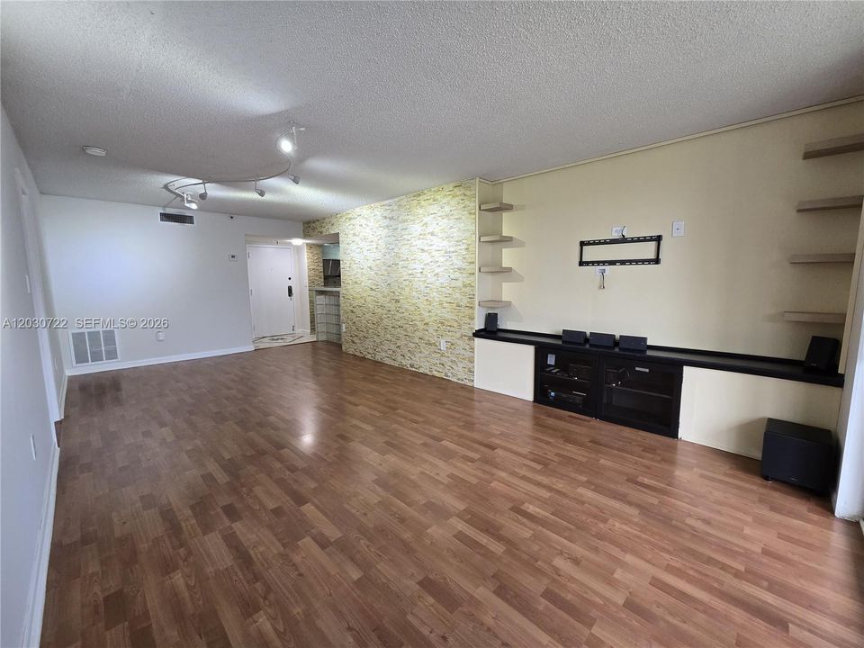 На продажу: $199,900 (2 спален, 2 ванн, 1080 Квадратных фут)
