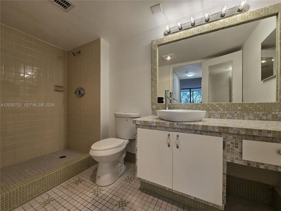 На продажу: $199,900 (2 спален, 2 ванн, 1080 Квадратных фут)