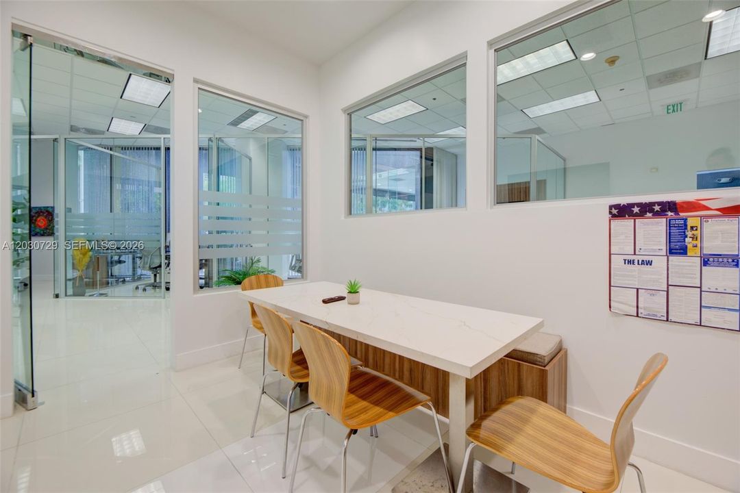 В аренду: $1,595 (0 спален, 0 ванн, 0 Квадратных фут)