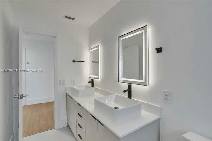 For Rent: $10,300 (5 beds, 3 baths, 3331 Square Feet)