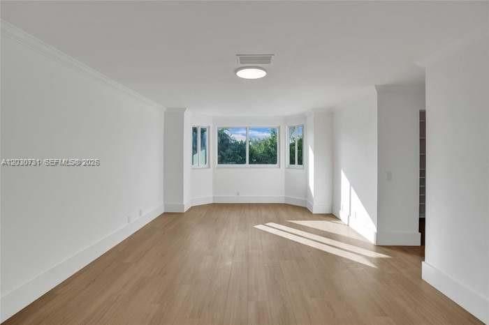 For Rent: $10,300 (5 beds, 3 baths, 3331 Square Feet)