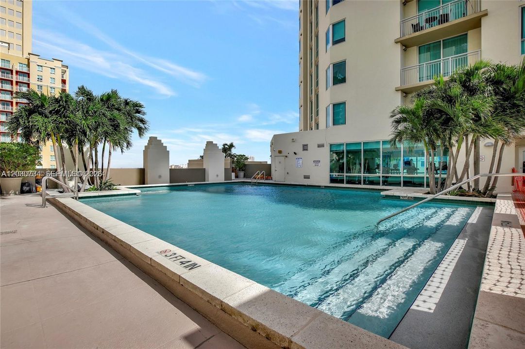 For Rent: $2,400 (1 beds, 1 baths, 657 Square Feet)