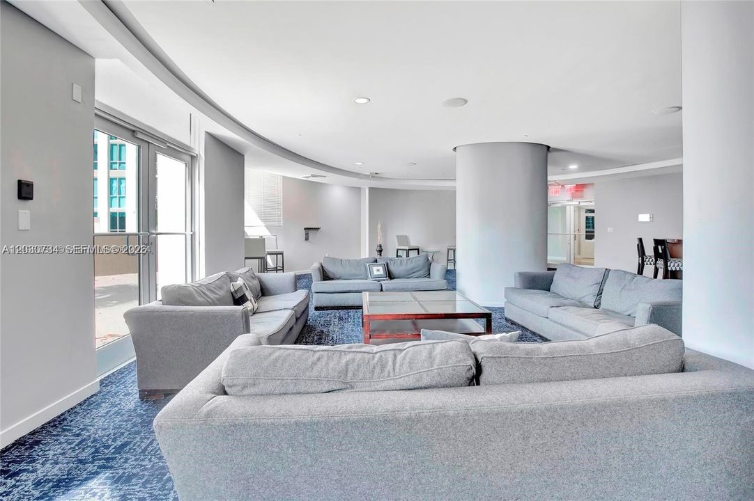 For Rent: $2,400 (1 beds, 1 baths, 657 Square Feet)