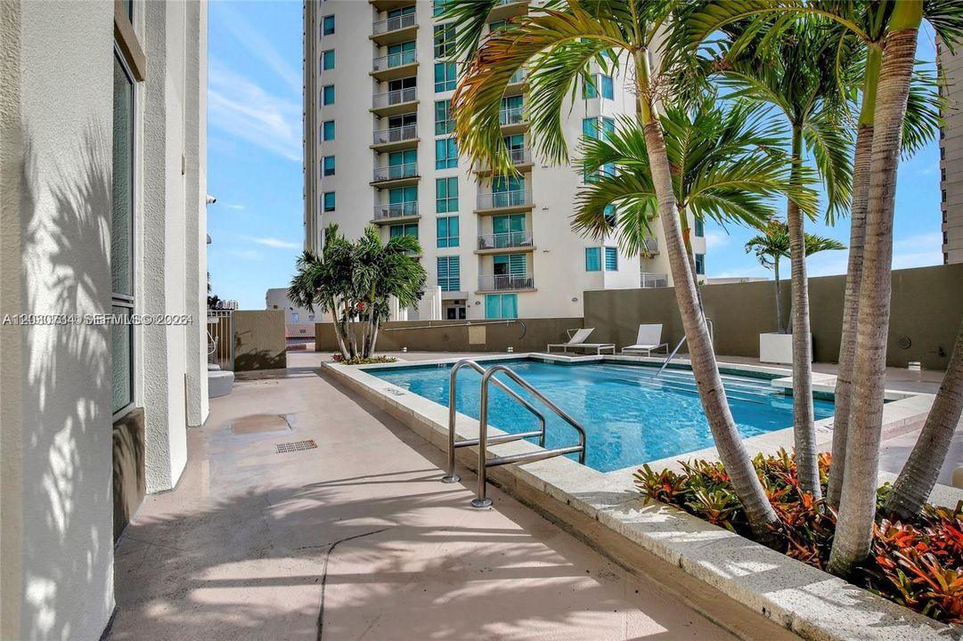 For Rent: $2,400 (1 beds, 1 baths, 657 Square Feet)