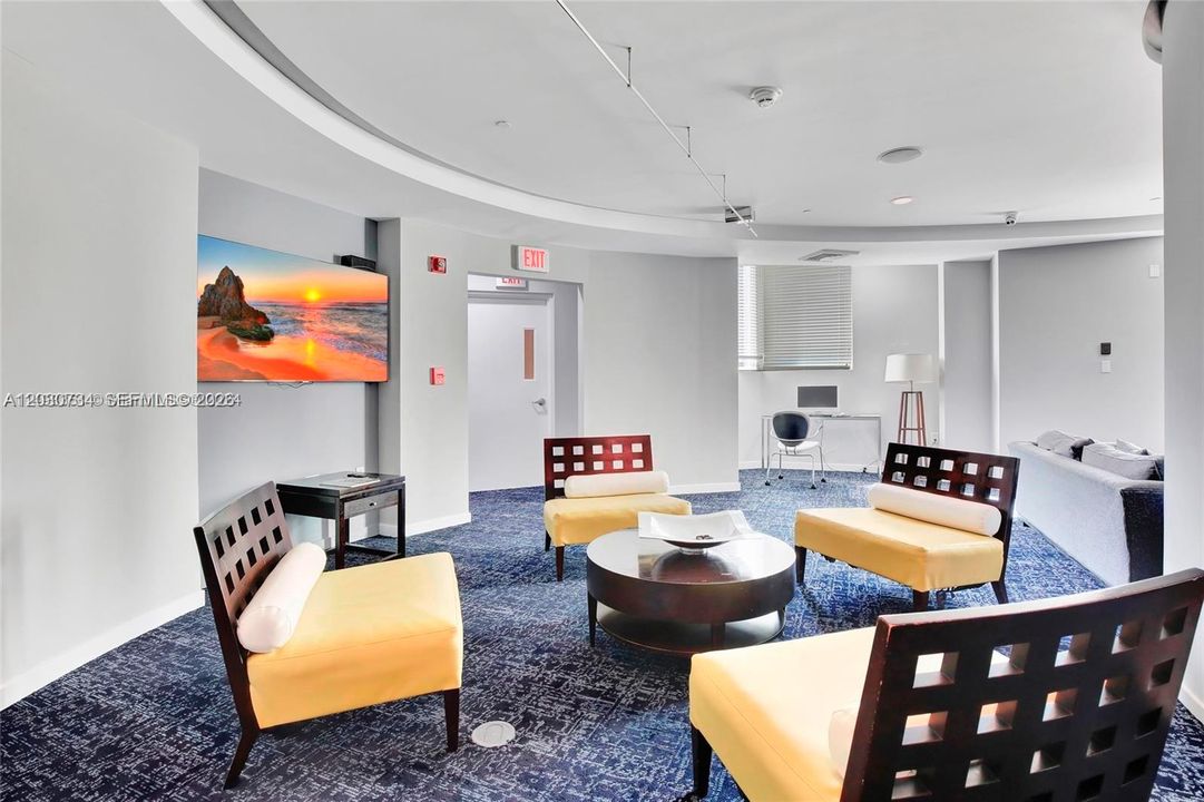 For Rent: $2,400 (1 beds, 1 baths, 657 Square Feet)