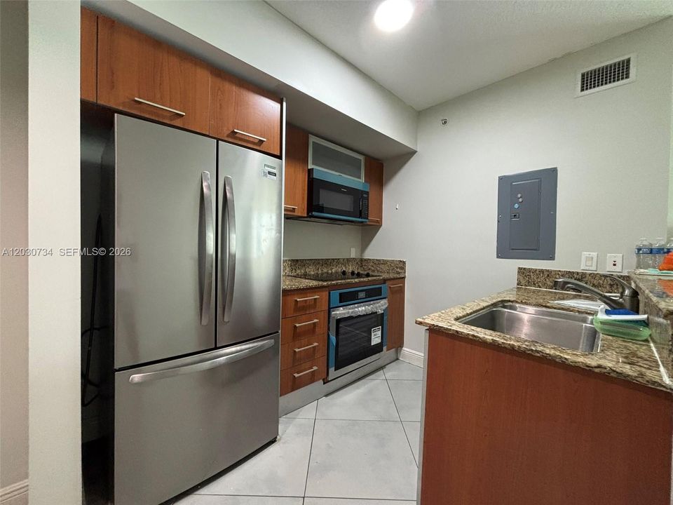 For Rent: $2,400 (1 beds, 1 baths, 657 Square Feet)