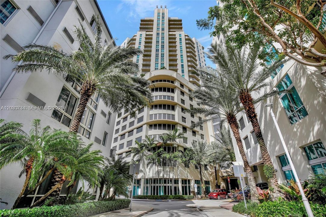 For Rent: $2,400 (1 beds, 1 baths, 657 Square Feet)