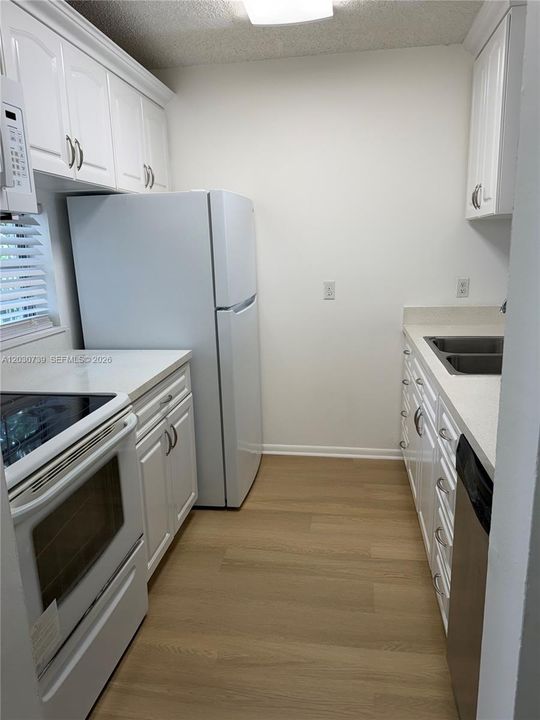 For Sale: $197,000 (1 beds, 1 baths, 700 Square Feet)