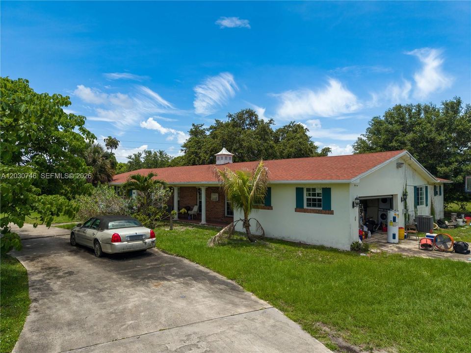 En Venta: $895,000 (4 camas, 2 baños, 3756 Pies cuadrados)