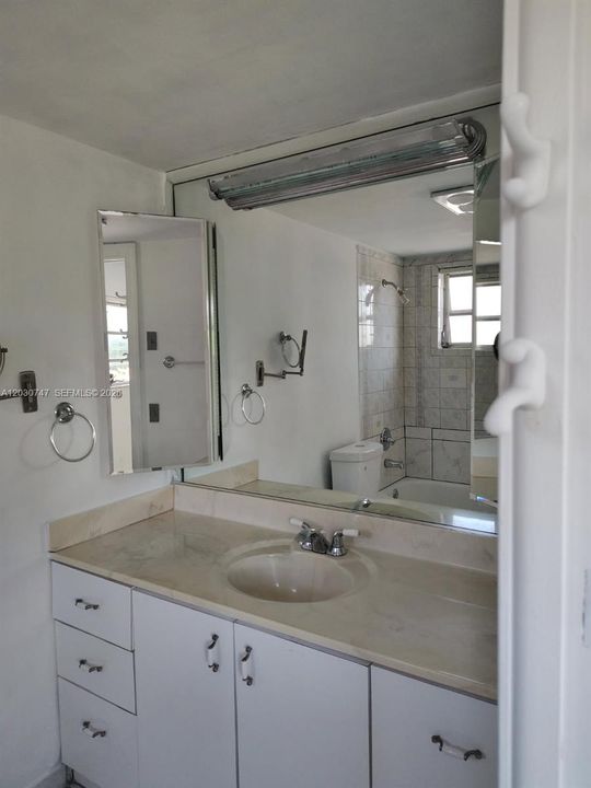 For Sale: $225,000 (2 beds, 2 baths, 1136 Square Feet)
