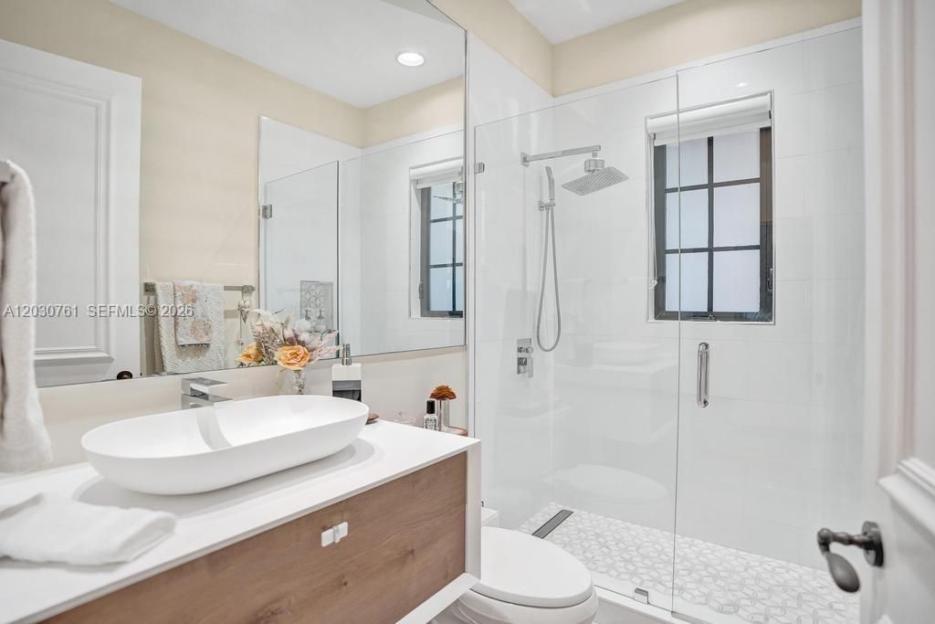 For Sale: $2,500,000 (5 beds, 4 baths, 4688 Square Feet)