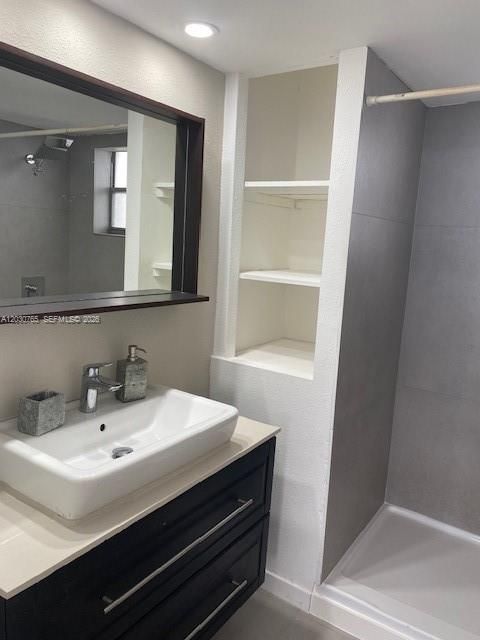 For Rent: $1,750 (1 beds, 1 baths, 727 Square Feet)