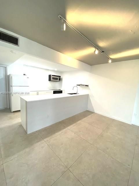 For Rent: $1,750 (1 beds, 1 baths, 727 Square Feet)