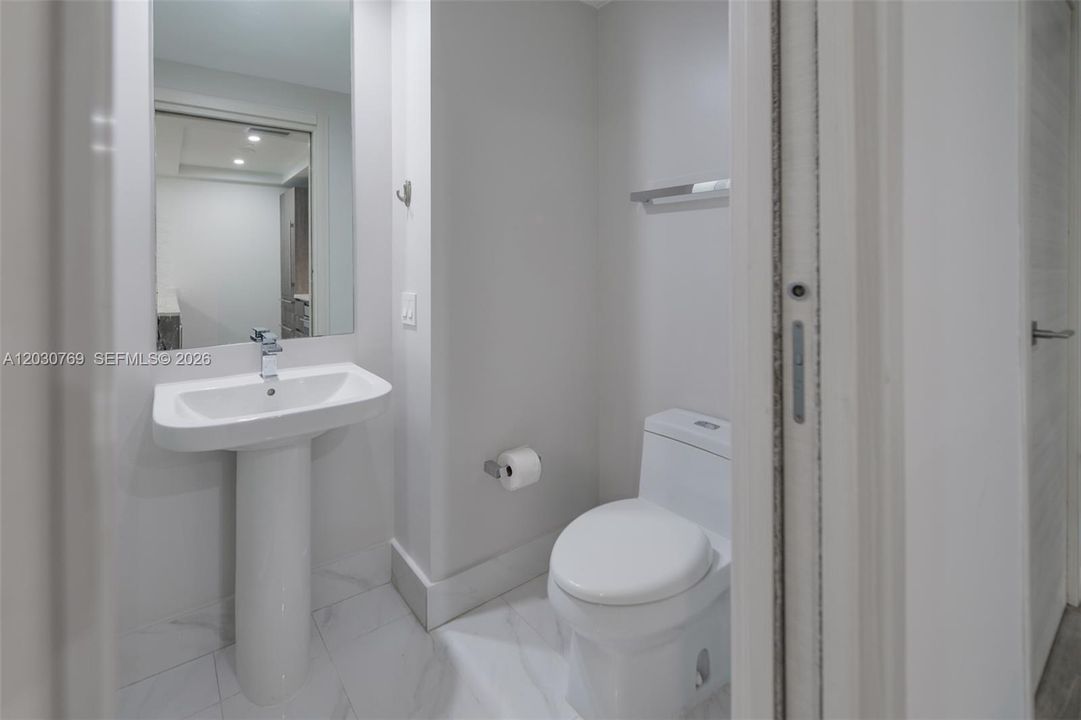 For Rent: $4,500 (1 beds, 2 baths, 866 Square Feet)