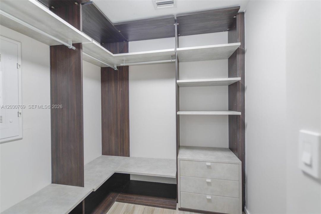 For Rent: $4,500 (1 beds, 2 baths, 866 Square Feet)