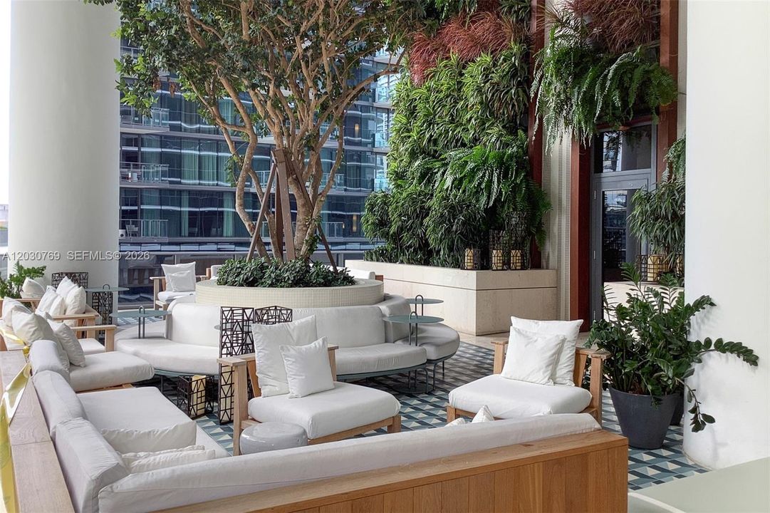 For Rent: $4,500 (1 beds, 2 baths, 866 Square Feet)