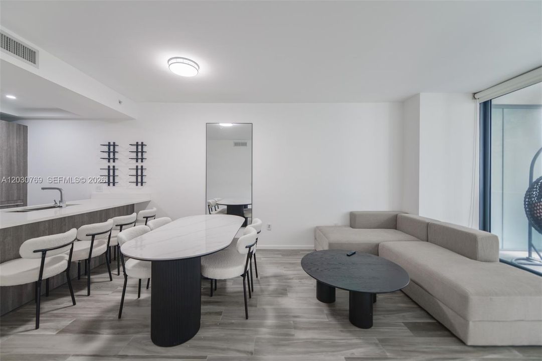 For Rent: $4,500 (1 beds, 2 baths, 866 Square Feet)