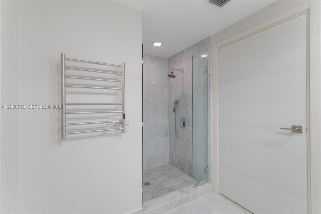 For Rent: $4,500 (1 beds, 2 baths, 866 Square Feet)