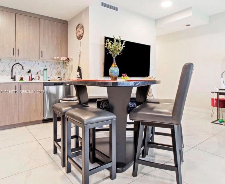 En Venta: $420,000 (4 camas, 3 baños, 1398 Pies cuadrados)