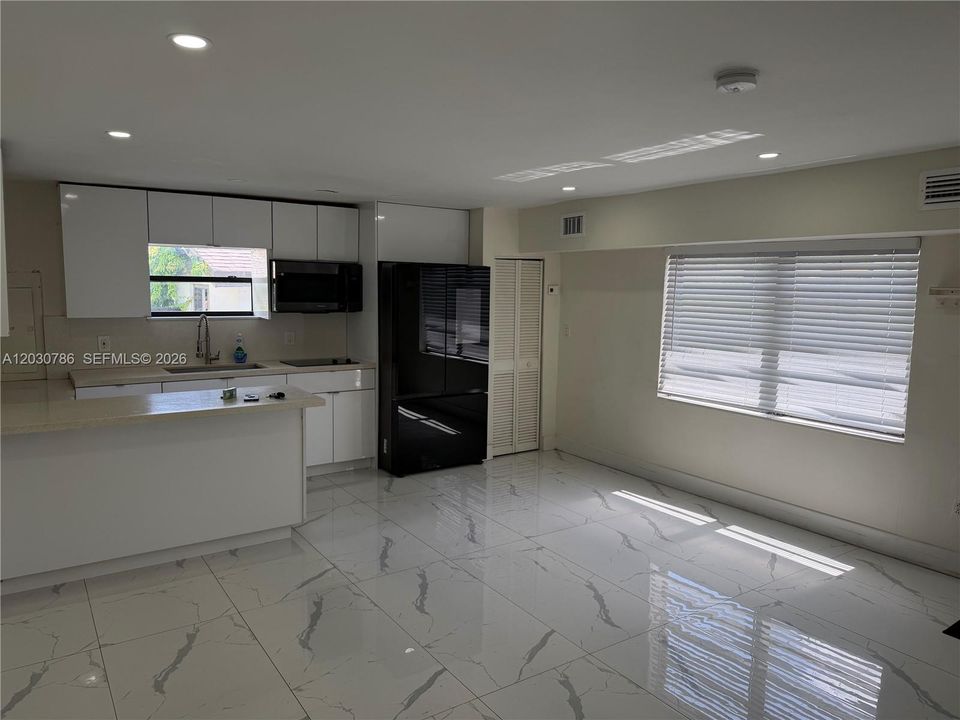 В аренду: $2,600 (2 спален, 1 ванн, 2394 Квадратных фут)