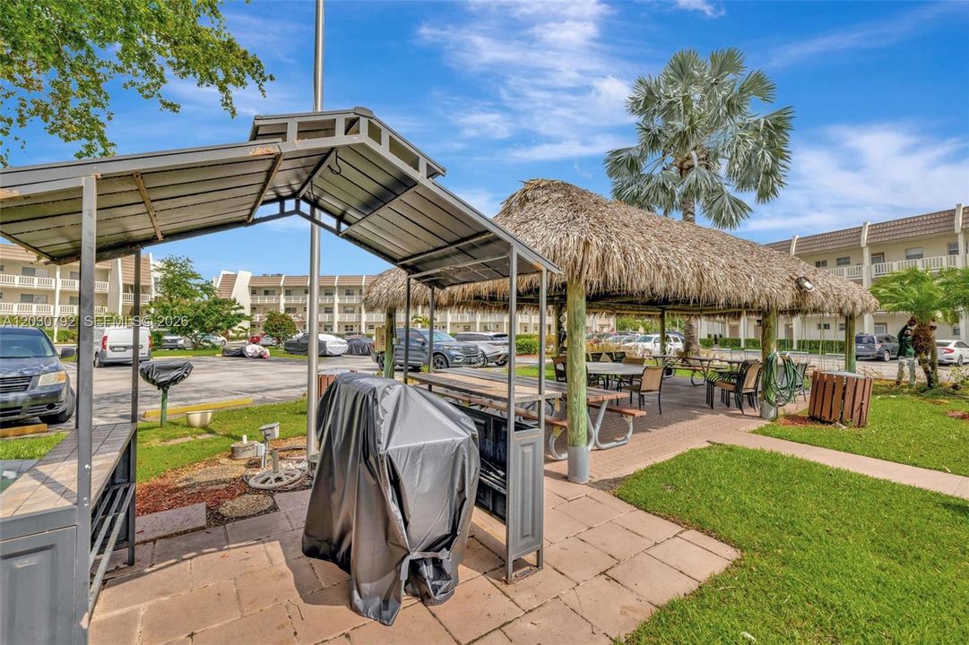 For Sale: $176,500 (2 beds, 2 baths, 970 Square Feet)
