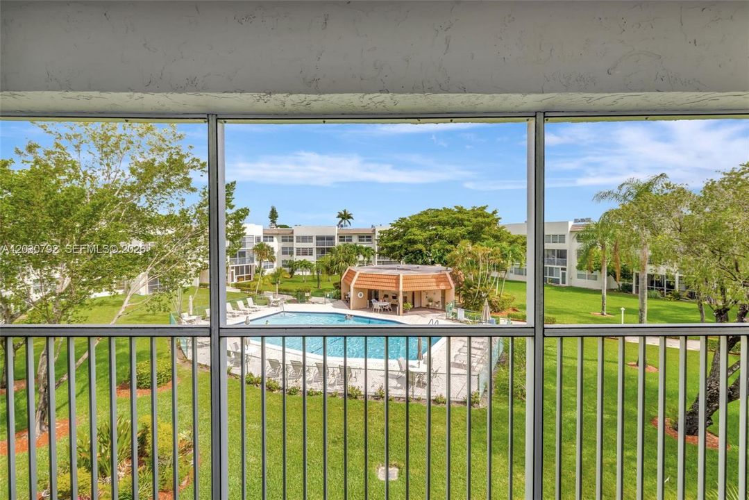 For Sale: $176,500 (2 beds, 2 baths, 970 Square Feet)