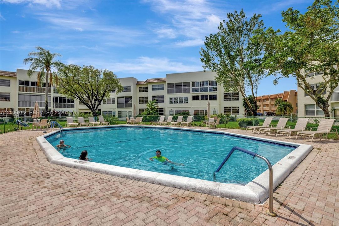 For Sale: $176,500 (2 beds, 2 baths, 970 Square Feet)