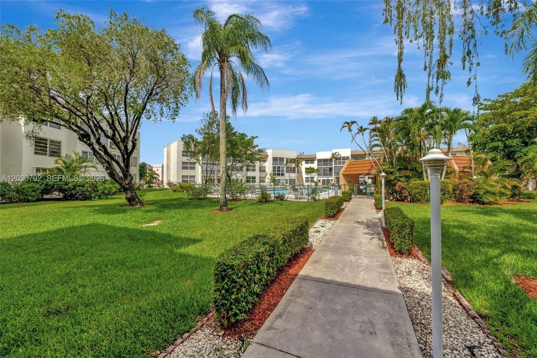 For Sale: $176,500 (2 beds, 2 baths, 970 Square Feet)