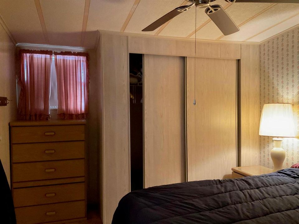 2A Master bedroom w closet