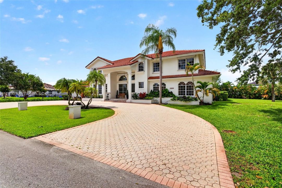 For Sale: $2,399,999 (6 beds, 5 baths, 3930 Square Feet)
