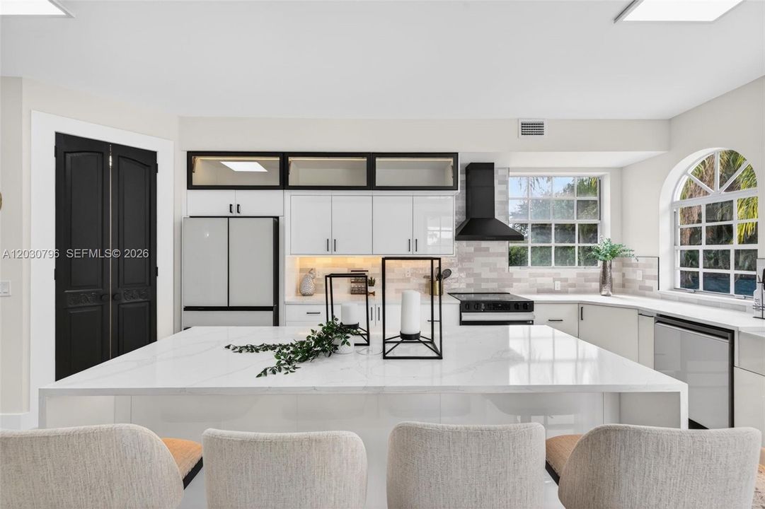 For Sale: $2,399,999 (6 beds, 5 baths, 3930 Square Feet)