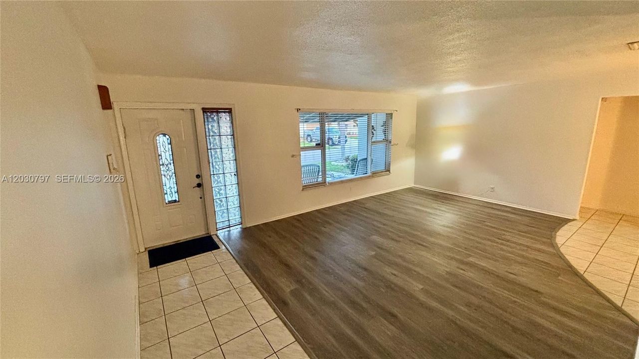 Activo con contrato: $329,000 (2 camas, 2 baños, 1581 Pies cuadrados)