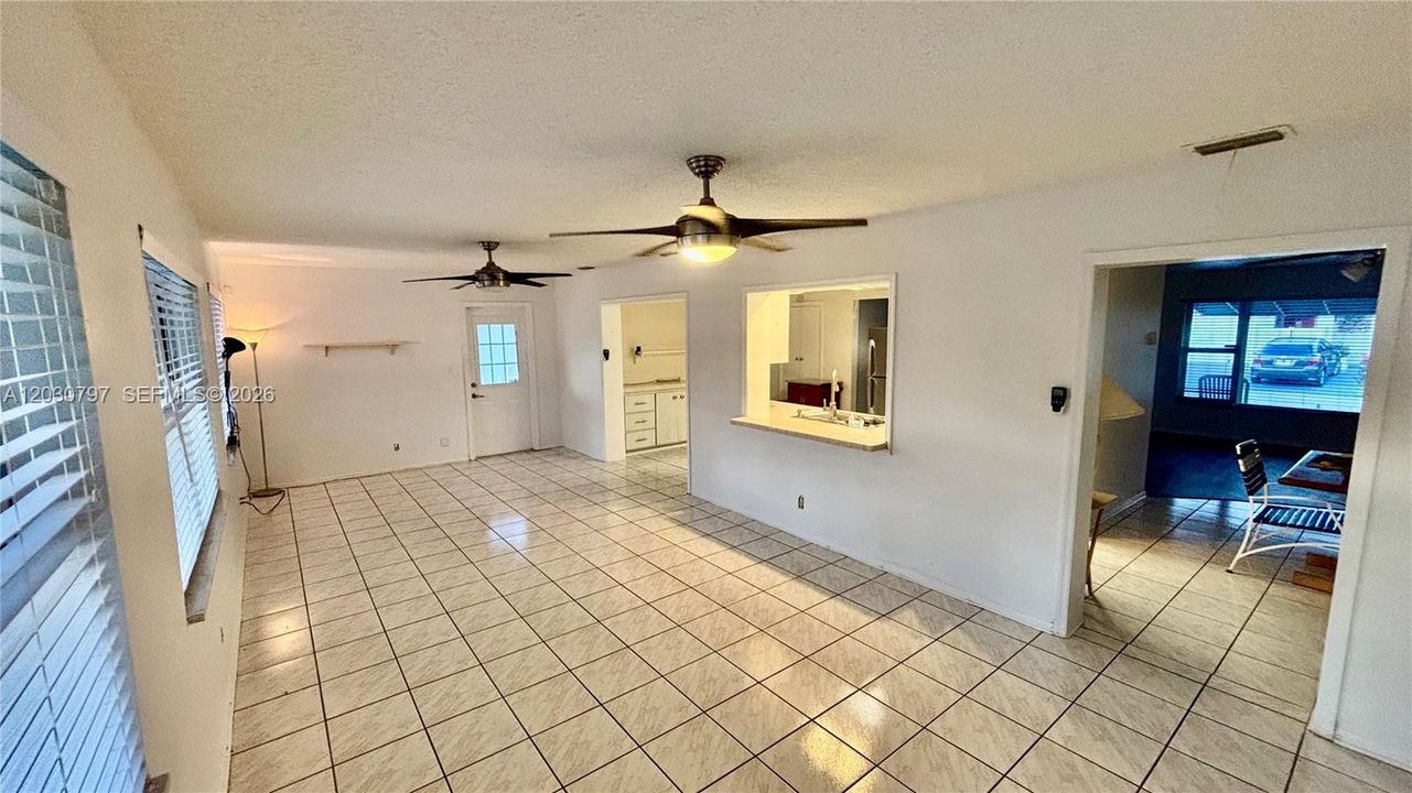 Activo con contrato: $329,000 (2 camas, 2 baños, 1581 Pies cuadrados)