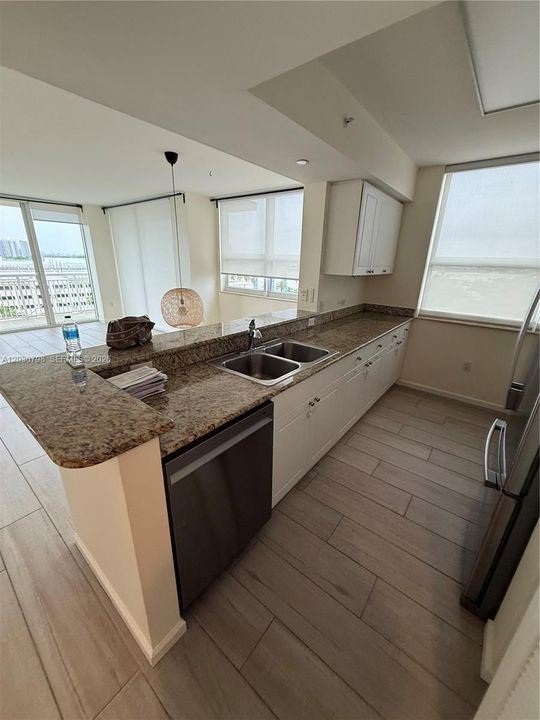 For Rent: $2,990 (2 beds, 2 baths, 1175 Square Feet)