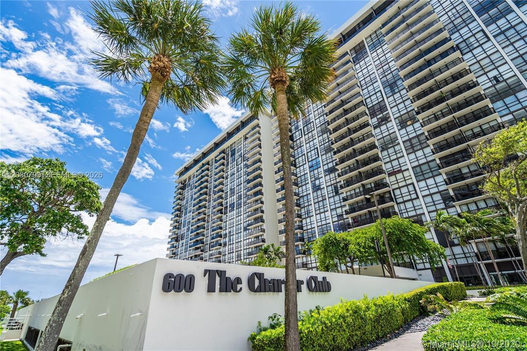 For Rent: $3,100 (2 beds, 2 baths, 990 Square Feet)