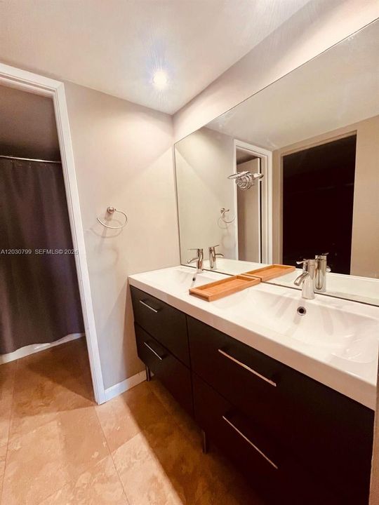 For Rent: $3,100 (2 beds, 2 baths, 990 Square Feet)