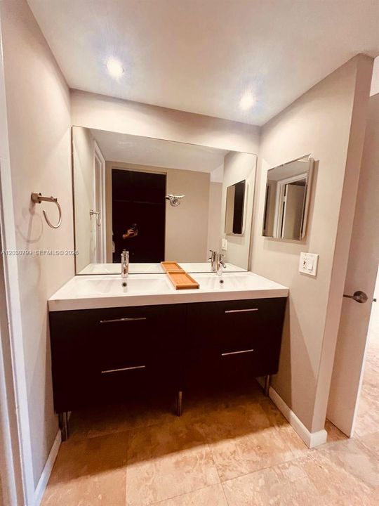 For Rent: $3,100 (2 beds, 2 baths, 990 Square Feet)