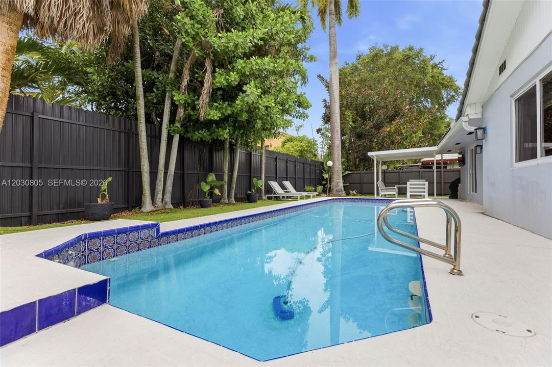 En Venta: $1,099,000 (3 camas, 3 baños, 2394 Pies cuadrados)