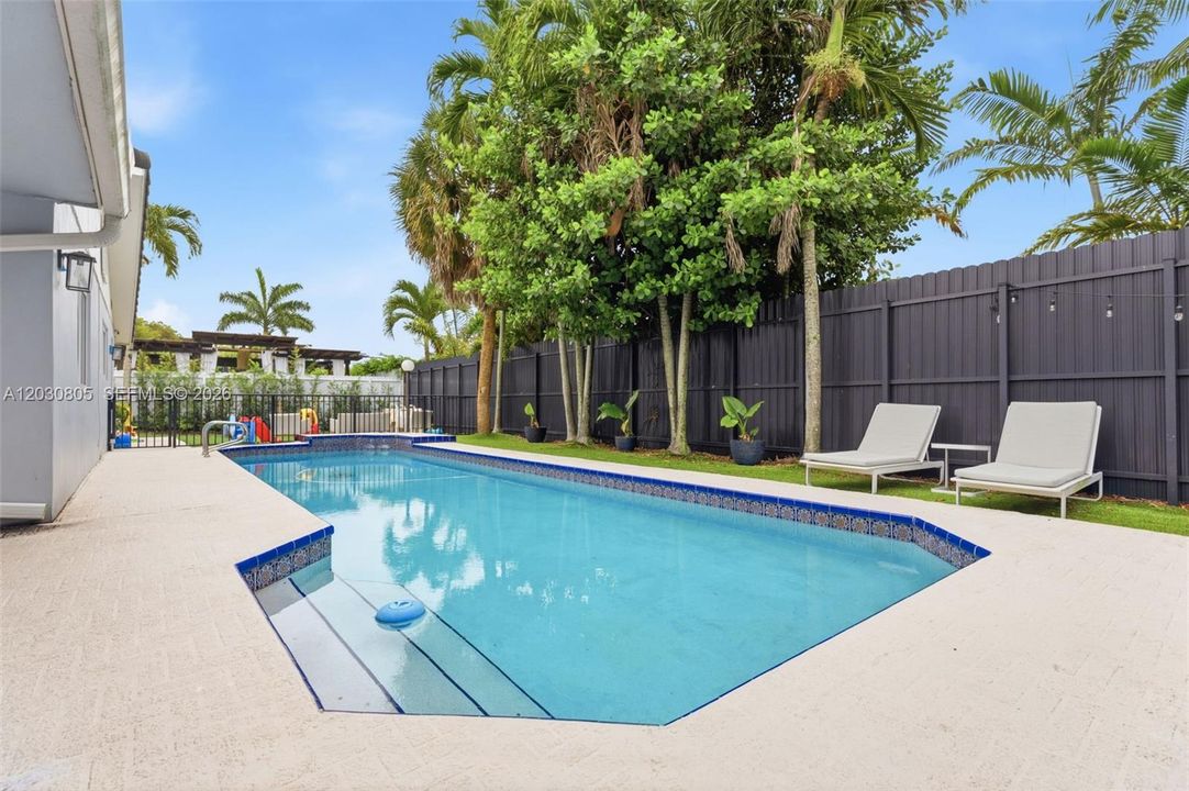 En Venta: $1,099,000 (3 camas, 3 baños, 2394 Pies cuadrados)