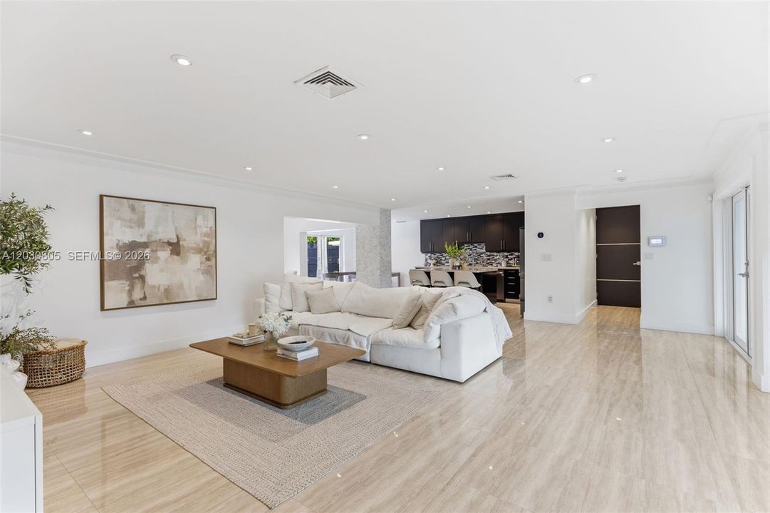En Venta: $1,099,000 (3 camas, 3 baños, 2394 Pies cuadrados)