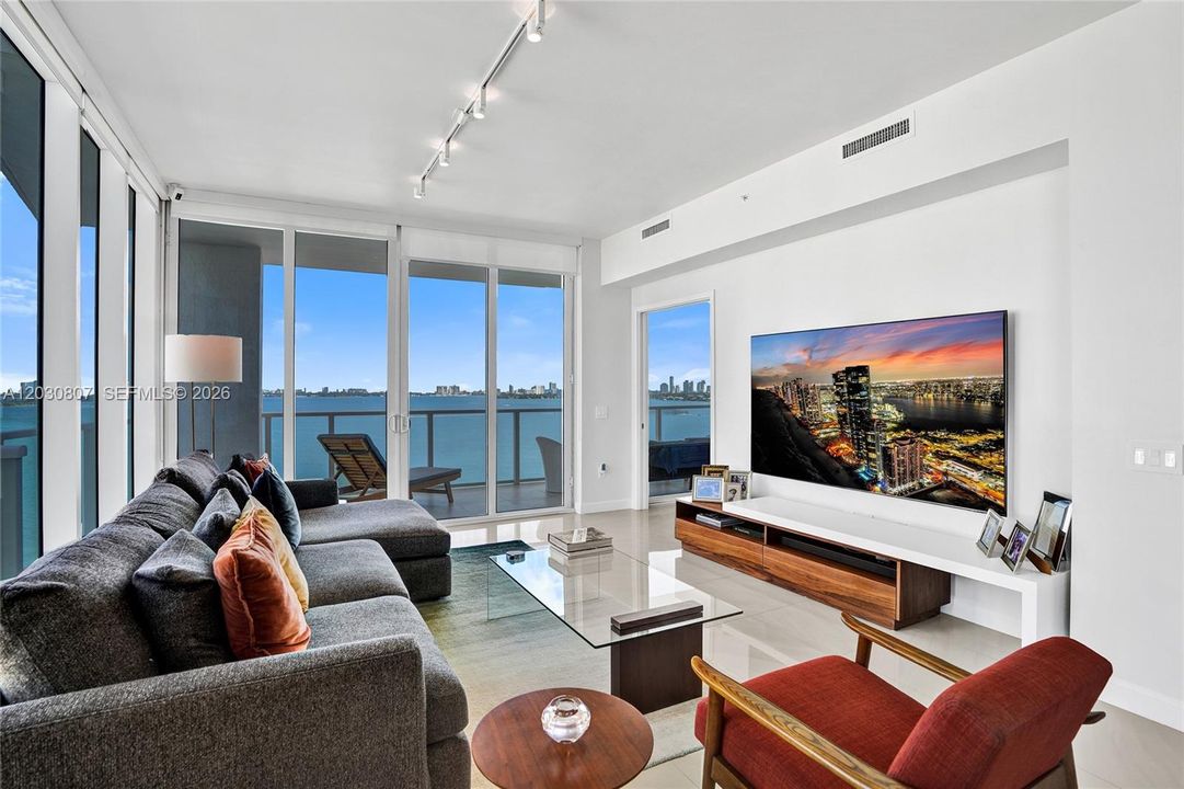 Active With Contract: $775,000 (2 beds, 2 baths, 1191 Square Feet)