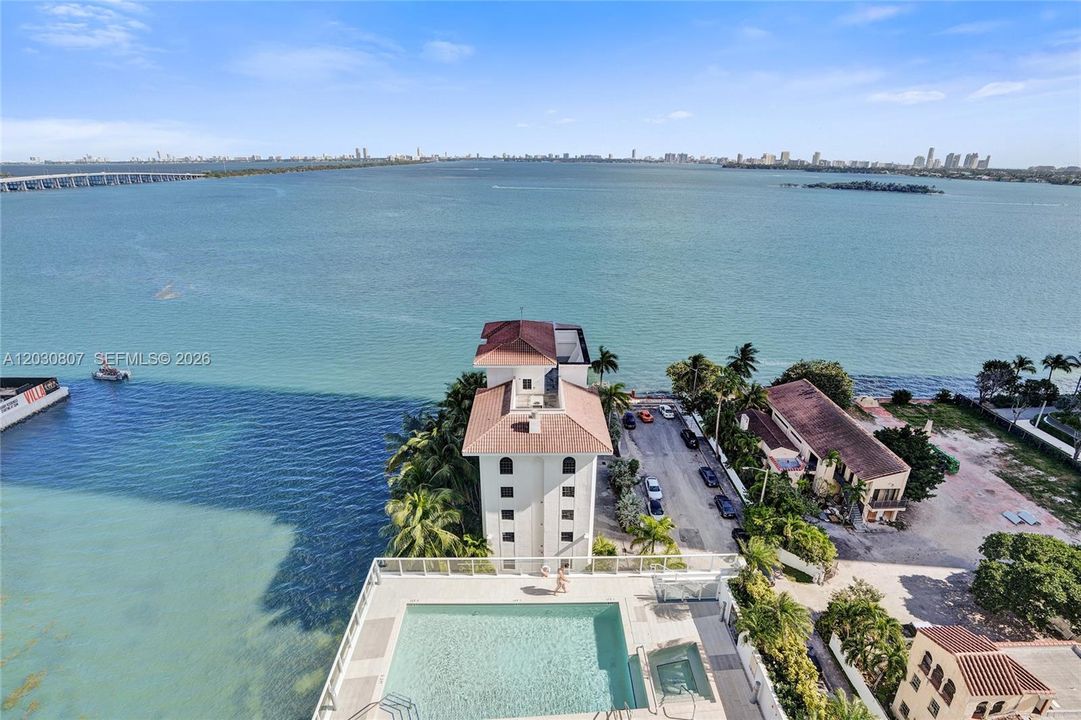 Active With Contract: $775,000 (2 beds, 2 baths, 1191 Square Feet)
